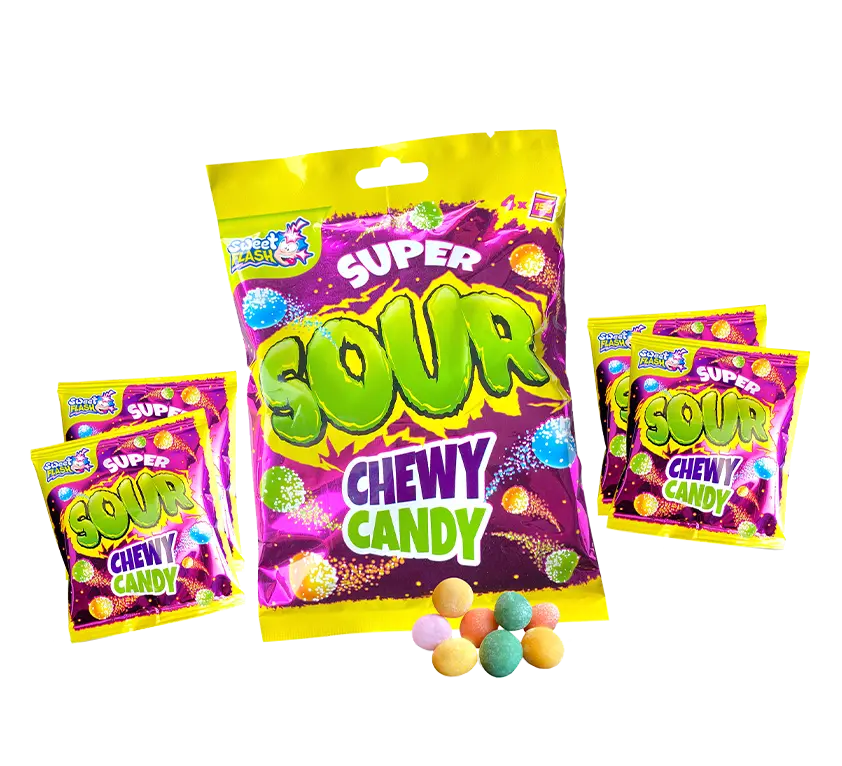 Bunte Verpackung mit &bdquo;Super Sour Chewy Candy&ldquo; und mehreren kleineren Packungen sowie verschiedenen farbigen Kaubonbons.